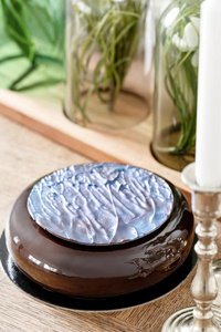 奢侈圆形的巧克力餐后甜食,和一蓝色磁盘向Bl一ckgl一ze.