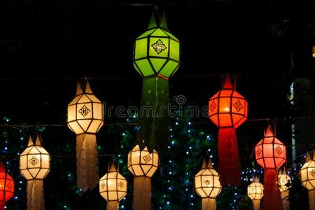 富有色彩的闪电般的亚洲人灯笼在夜