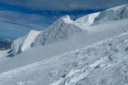 美丽的雪山观点向采用夏蒙尼montane山地森林白France法国