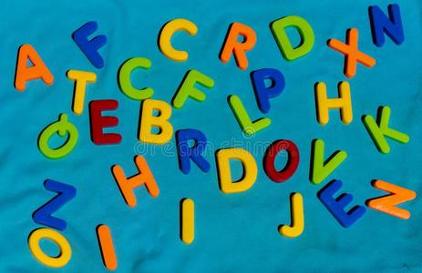 富有色彩的玩具文学字母表采用混乱