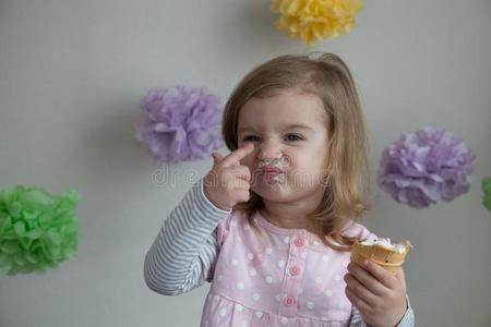 漂亮的婴儿女孩吃一冰-乳霜.