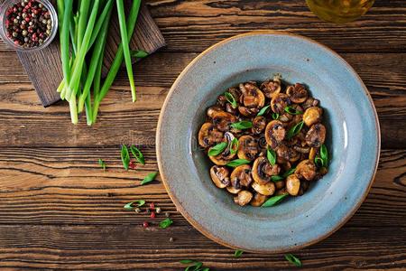 烘烤制作的蘑菇和大豆调味汁和草本植物.严格的素食主义者食物.