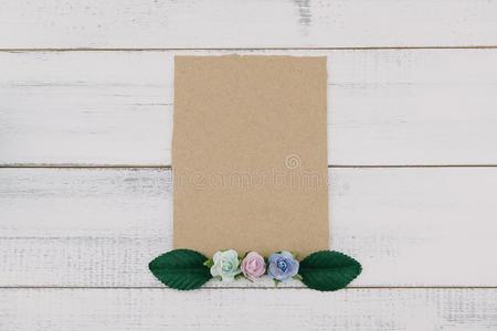 空白的棕色的卡片装饰和蓝色声调纸花和绿色的