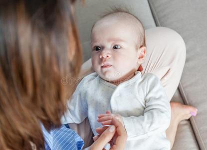 美丽的幸福的年幼的黑头发的妇女女人和新生的婴儿向她int.哈