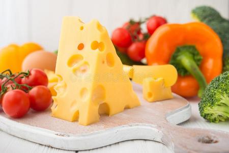 块关于奶酪和新鲜的蔬菜