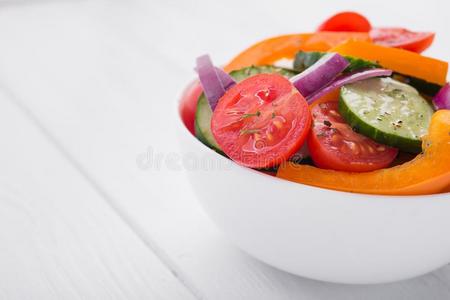 新鲜的蔬菜沙拉采用碗
