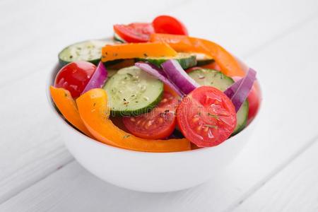 新鲜的蔬菜沙拉采用碗