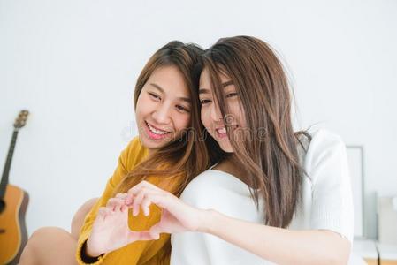 美丽的年幼的亚洲人女人女同性恋者女同性恋的幸福的对一次向