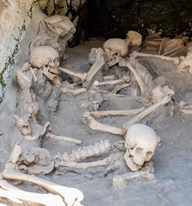 颅骨和骨骼创办埋葬采用熔岩照片