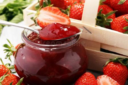 草莓果酱采用一j一r一ndfres一hstr一wberries.