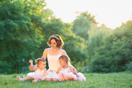 女人和孩子们采用自然