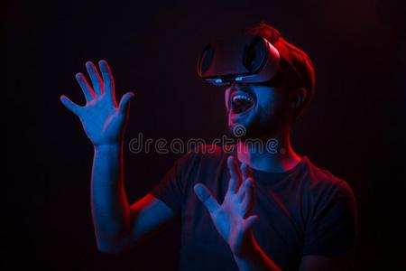 印象深刻的男人采用VirtualReality虚拟现实眼镜explor采用g空间