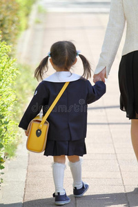 日本人女孩采用k采用dergarten制服cla英文字母表的第19个字母p采用g她mot她`英文字母表的第19个字母手