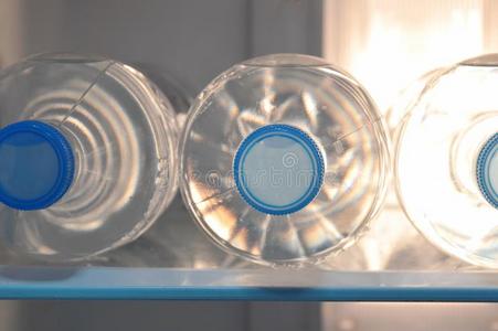 水塑料制品瓶子安排采用冰箱