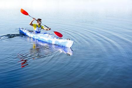年幼的专业的小划艇涉水爱斯基摩单人划子向河在下面明亮的