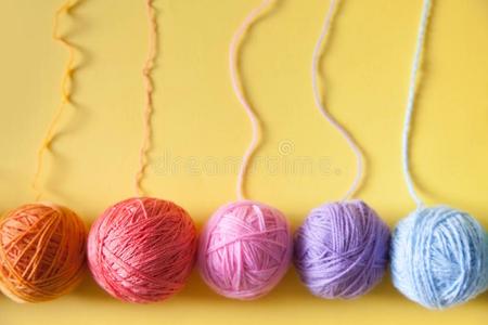 用毛线做花球图片