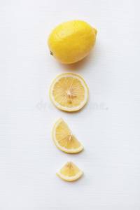新鲜的柠檬和部分向白色的.