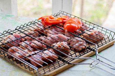 把浸泡于腌泡汁中生的猪肉烤腌羊肉串为夏烤架社交聚会和蔬菜