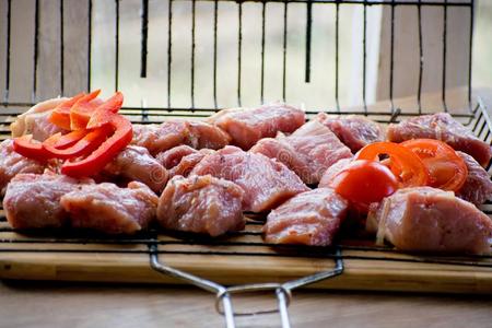 把浸泡于腌泡汁中生的猪肉烤腌羊肉串为夏烤架社交聚会和蔬菜
