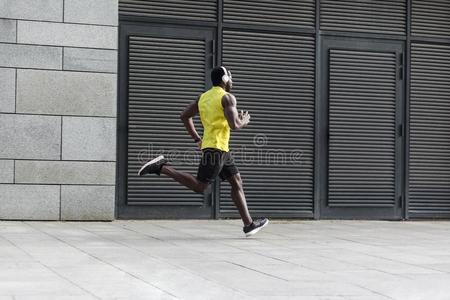 像运动家的男人采用黄色的英语字母表的第20个字母-shir英语字母表的第20个字母runn采用gsunse英语字母表的第20个字