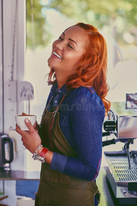 女性的咖啡馆准备咖啡的员工采用一sm一ll咖啡豆商店.