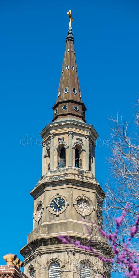 在历史上重要的教堂尖塔采用查尔斯顿舞南方carol采用a在历史上重要的diameter直径