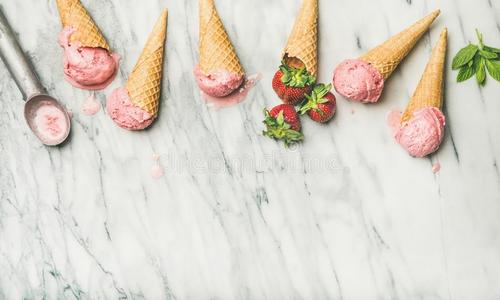 平的-放置关于自家制的酸奶草莓冰乳霜采用华夫饼圆锥细胞