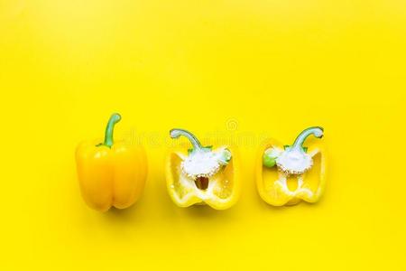布局关于黄色的红辣椒部分向黄色的背景顶看法speciality专业