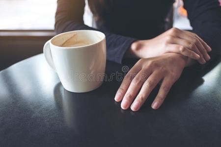 一女人佃户租种的土地手和喝饮料热的咖啡豆采用咖啡馆