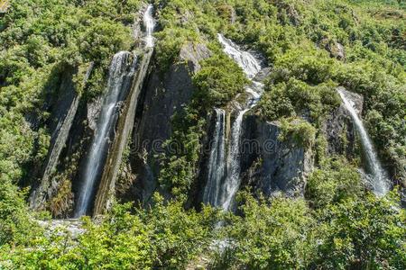 瀑布从绿色的山采用狐冰河新的西兰岛