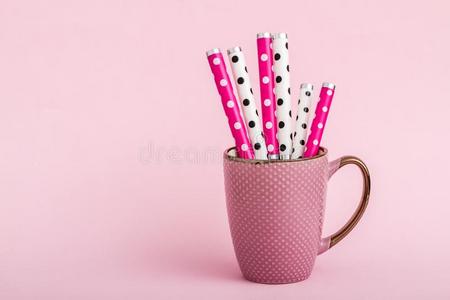 富有色彩的陶器的咖啡豆脸和匙向粉红色的背景