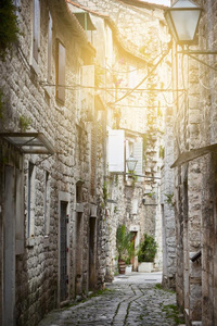 老的石头狭隘的大街关于特罗吉尔,克罗地亚.
