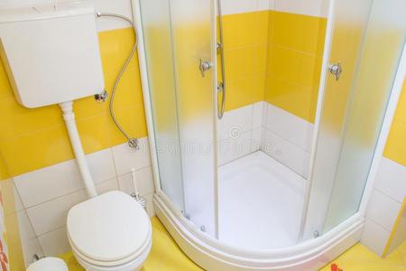 黄色的浴室内部