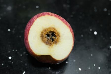 把腐烂的苹果切成两半.