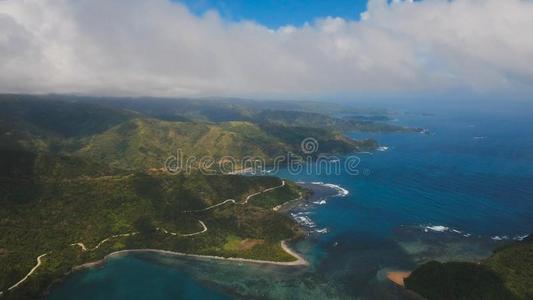 海景画和热带的岛,海滩,岩石和波.Cat和uan