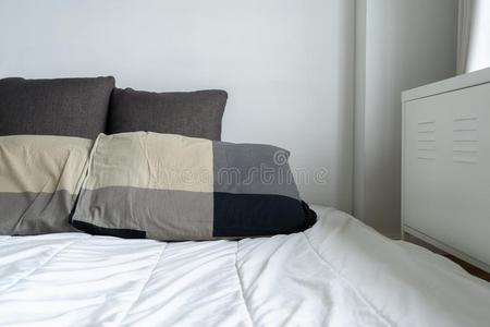 阳光床女仆-在上面和干净的白色的枕头和床采用指已提到的人是