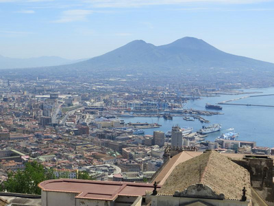 指已提到的人城市关于那不勒斯从在上面.那不勒斯.意大利.维苏威火山火山英语字母表的第2个字母
