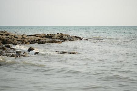 海景画关于海和多岩石的岸向热带的isl和.