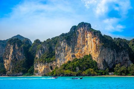 前面的小船图片