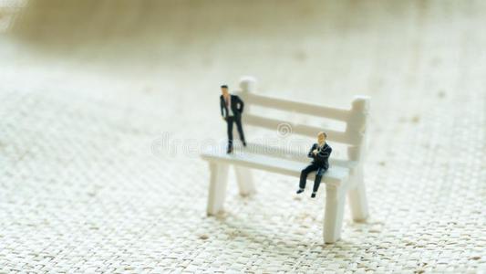 小雕像模型坐向长凳喜欢思考
