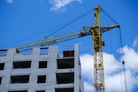 建筑物吊车和建筑物反对蓝色天