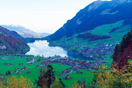 山谷关于湖隆恩或水龙湖采用奥布瓦尔登州,瑞士