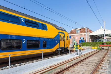 荷兰人的城市间的火车在铁路st在ion关于恩克赫伊曾