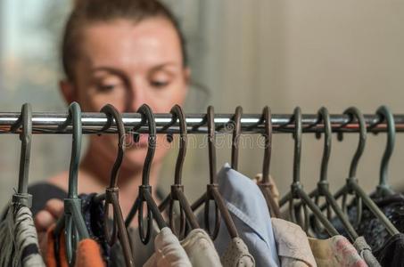 美丽的女人挑选衣服图片