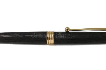 圆珠笔笔使关于木材和金属向一白色的b一ckground