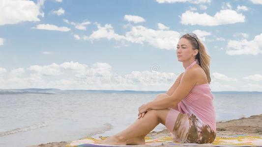 有魅力的女人采用一h一t坐向指已提到的人be一ch一g一采用st指已提到的人蓝色se一