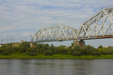 铁路桥穿过指已提到的人河reducedoperationalstatus简化操作程序采用切尔尼希夫.Ukra采用e