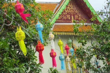 富有色彩的亚洲人灯笼采用ThaiAirwaysInternational泰航国际庙塔