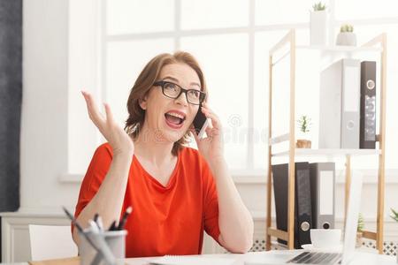 幸福的表现强烈情感的商业女人在使工作讲话向ph向e