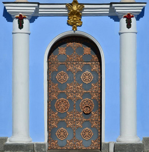 质地关于美丽的高的装饰的金属门向教堂采用凯
